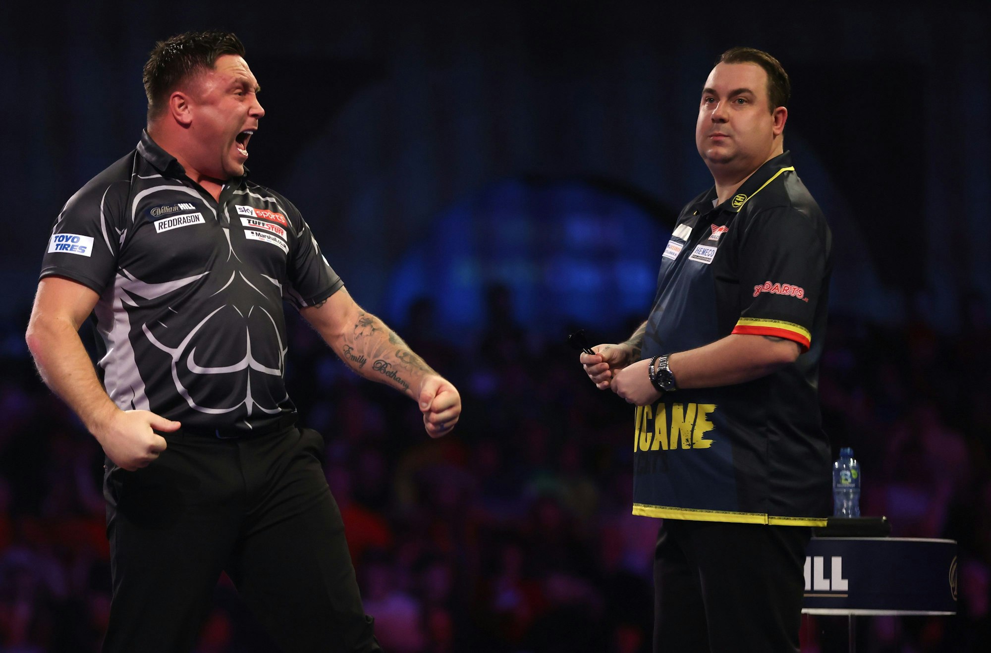 Gerwyn Price jubelt im Match gegen Kim Huybrechts.