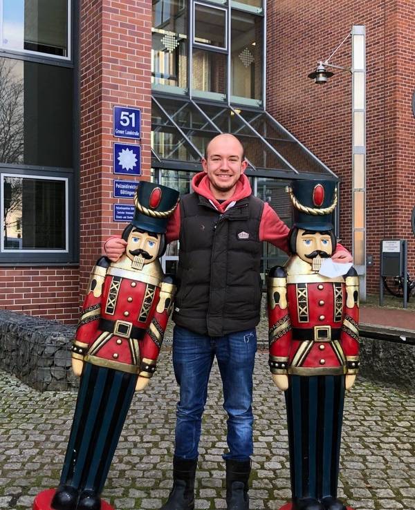 Imbissbudenbesitzer Justin Asmuß steht vor der Polizeidirektion in Göttingen mit seinen zwei Nussknacker-Holzfiguren. Die Nussknacker wurden vor knapp vier Wochen von seinem Stand auf dem Göttinger Weihnachtsmarkt geklaut. Nun sind sie wieder aufgetaucht.