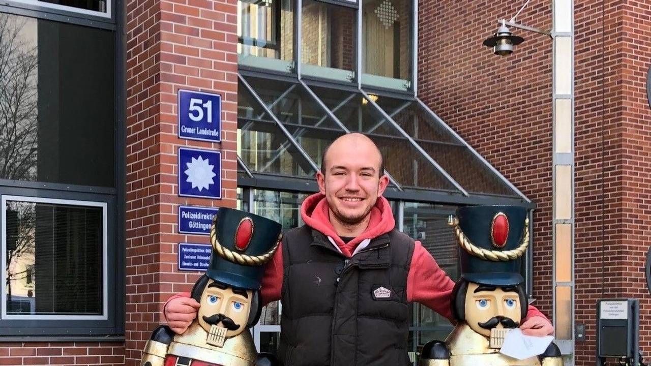Imbissbudenbesitzer Justin Asmuß steht vor der Polizeidirektion in Göttingen mit seinen zwei Nussknacker-Holzfiguren. Die Nussknacker wurden vor knapp vier Wochen von seinem Stand auf dem Göttinger Weihnachtsmarkt geklaut. Nun sind sie wieder aufgetaucht.
