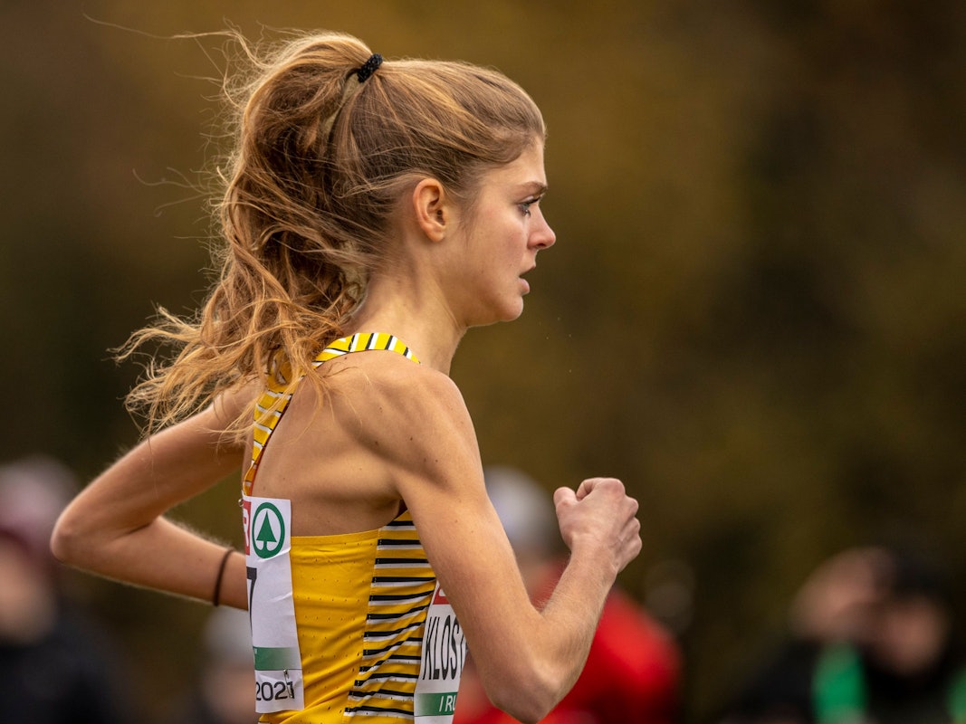 Konstanze Klosterhalfen beim Crosslauf in Aktion.
