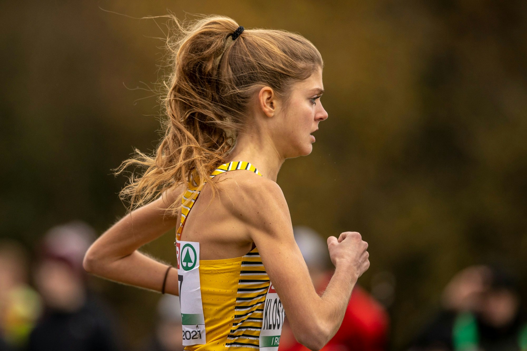 Konstanze Klosterhalfen beim Crosslauf in Aktion.