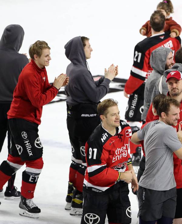Kölner Haie gegen die Augsburger Panther: Die Spieler der Kölner Haie feierten nach dem Sieg auf dem Eis.