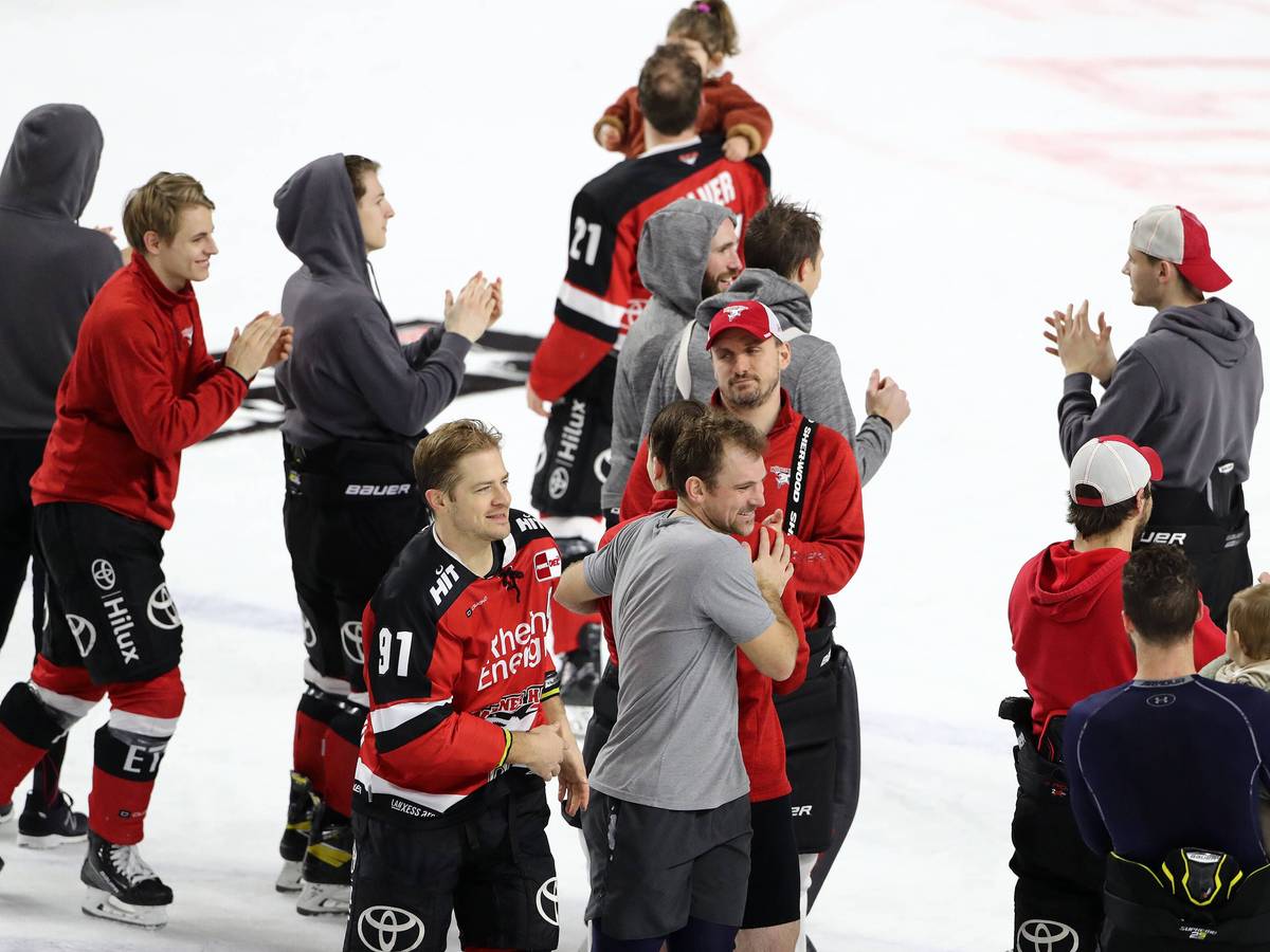 Kölner Haie gegen die Augsburger Panther: Die Spieler der Kölner Haie feierten nach dem Sieg auf dem Eis.