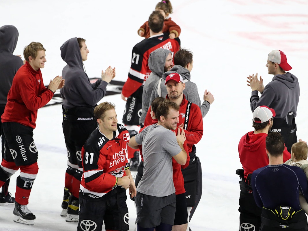 Kölner Haie gegen die Augsburger Panther: Die Spieler der Kölner Haie feierten nach dem Sieg auf dem Eis.