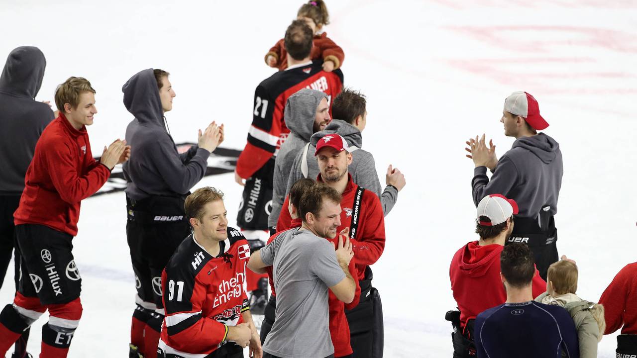Kölner Haie gegen die Augsburger Panther: Die Spieler der Kölner Haie feierten nach dem Sieg auf dem Eis.
