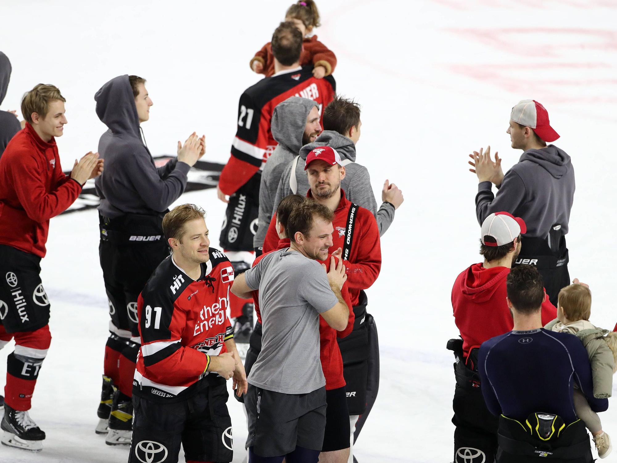 Kölner Haie gegen die Augsburger Panther: Die Spieler der Kölner Haie feierten nach dem Sieg auf dem Eis.