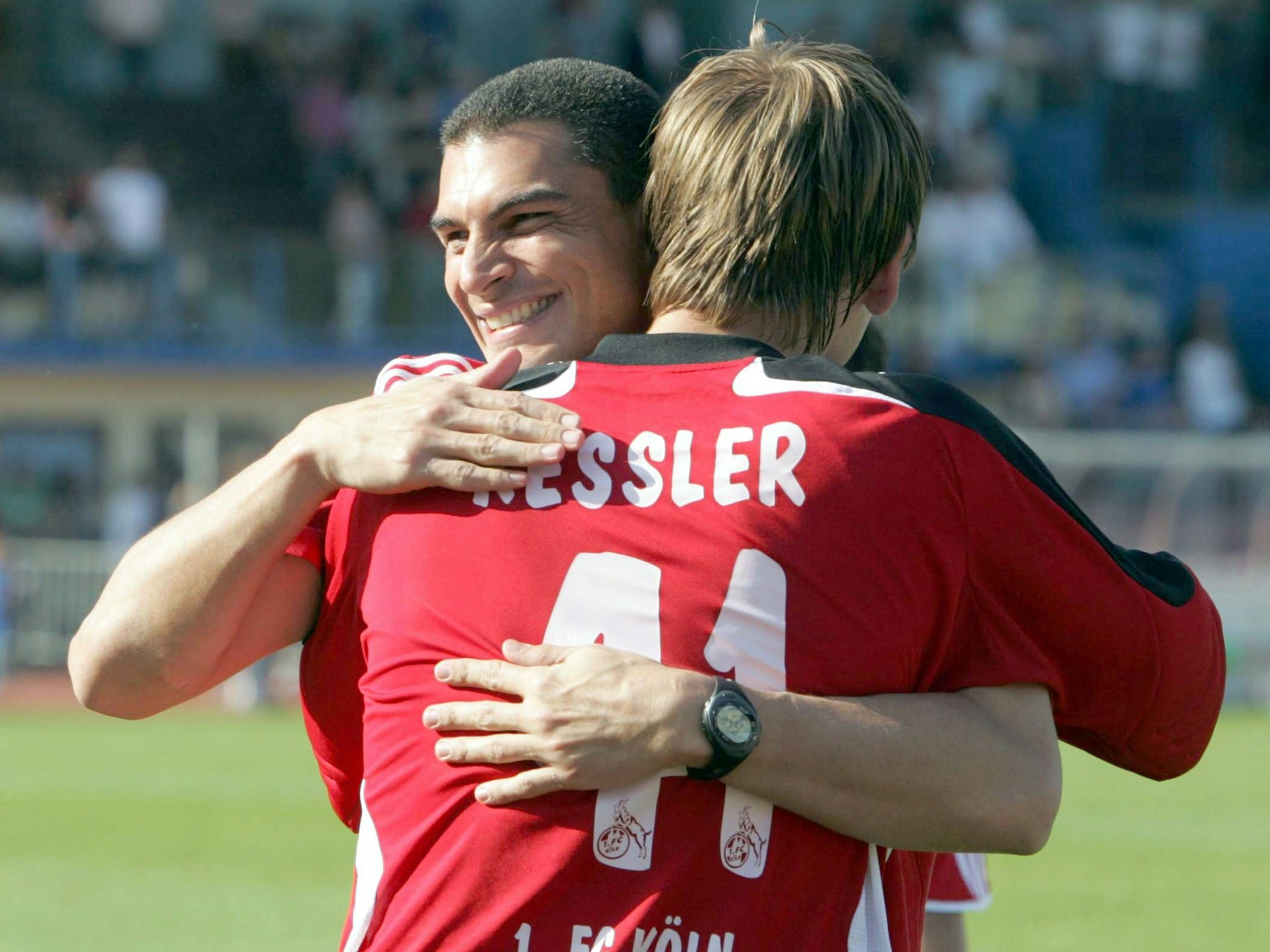 Faryd Mondragon und Thomas Kessler umarmen sich.