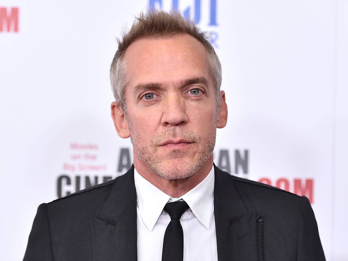 Jean-Marc Vallée in Anzug und Krawatte auf dem roten Teppich bei den 29. American Cinematheque Awards.