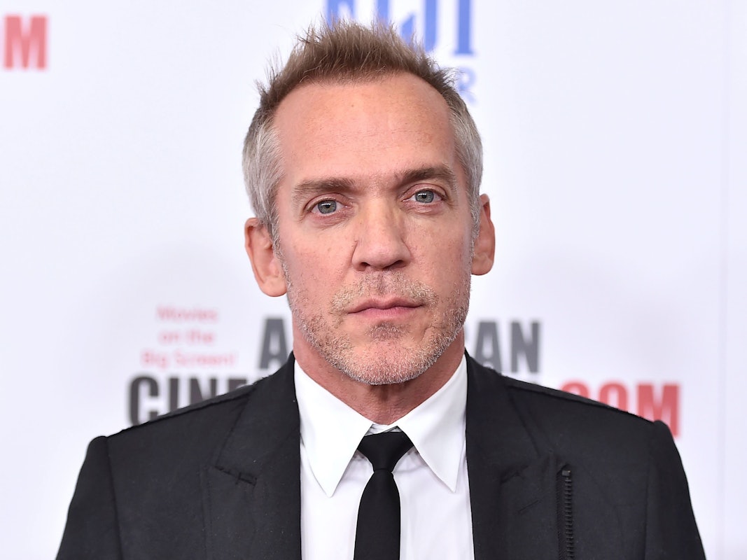 Jean-Marc Vallée in Anzug und Krawatte auf dem roten Teppich bei den 29. American Cinematheque Awards.