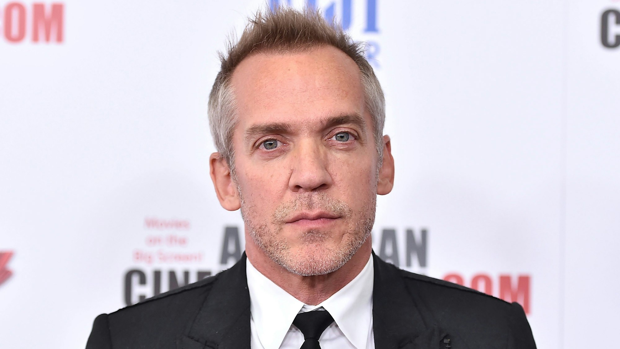 Jean-Marc Vallée in Anzug und Krawatte auf dem roten Teppich bei den 29. American Cinematheque Awards.