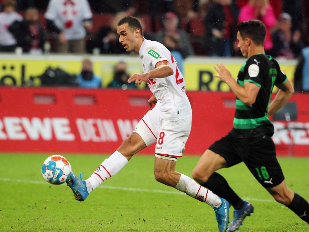 Ellyes Skhiri spielte eine starke Saison. Hier traf er am 1. Oktober 2021 gegen Greuther Fürth. Nun wurde er für seine starken Leistungen ausgezeichnet.