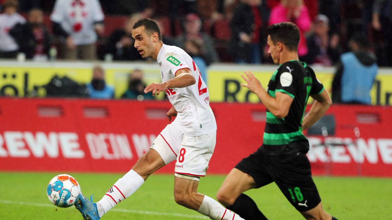 Ellyes Skhiri spielte eine starke Saison. Hier traf er am 1. Oktober 2021 gegen Greuther Fürth. Nun wurde er für seine starken Leistungen ausgezeichnet.