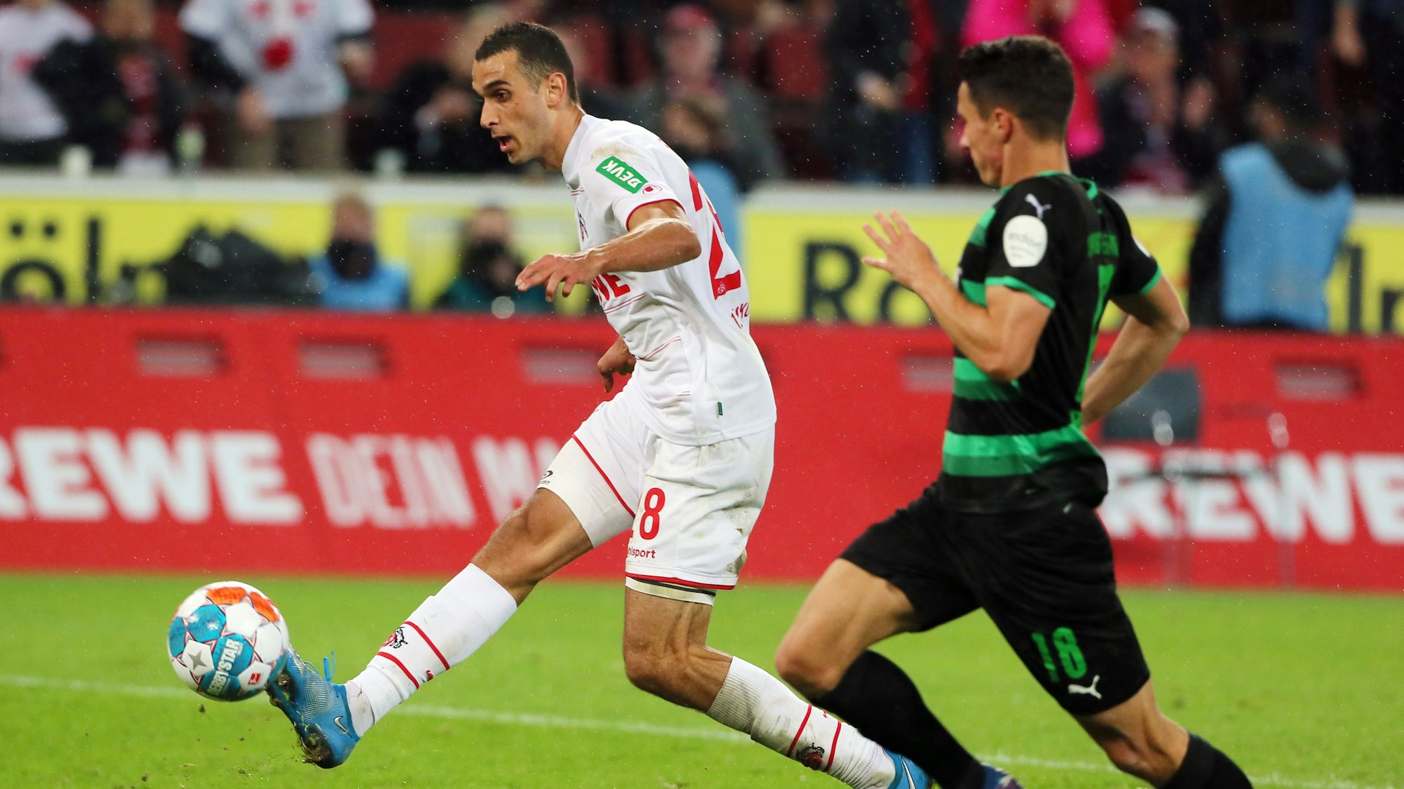 Ellyes Skhiri spielte eine starke Saison. Hier traf er am 1. Oktober 2021 gegen Greuther Fürth. Nun wurde er für seine starken Leistungen ausgezeichnet.