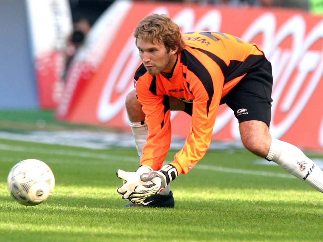 Der Ball rollt auf Stefan Wessels zu, dieser bückt sich, um ihn aufzunehmen.