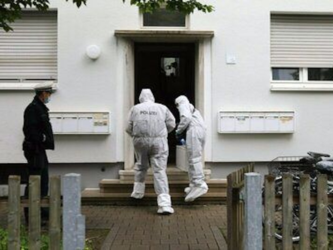 Polizeibeamte gehen zur Spurensicherung in ein Haus in Ulm, in dem die Leichen eines Kindes und einer Frau sowie ein schwer verletzter Mann gefunden worden waren.