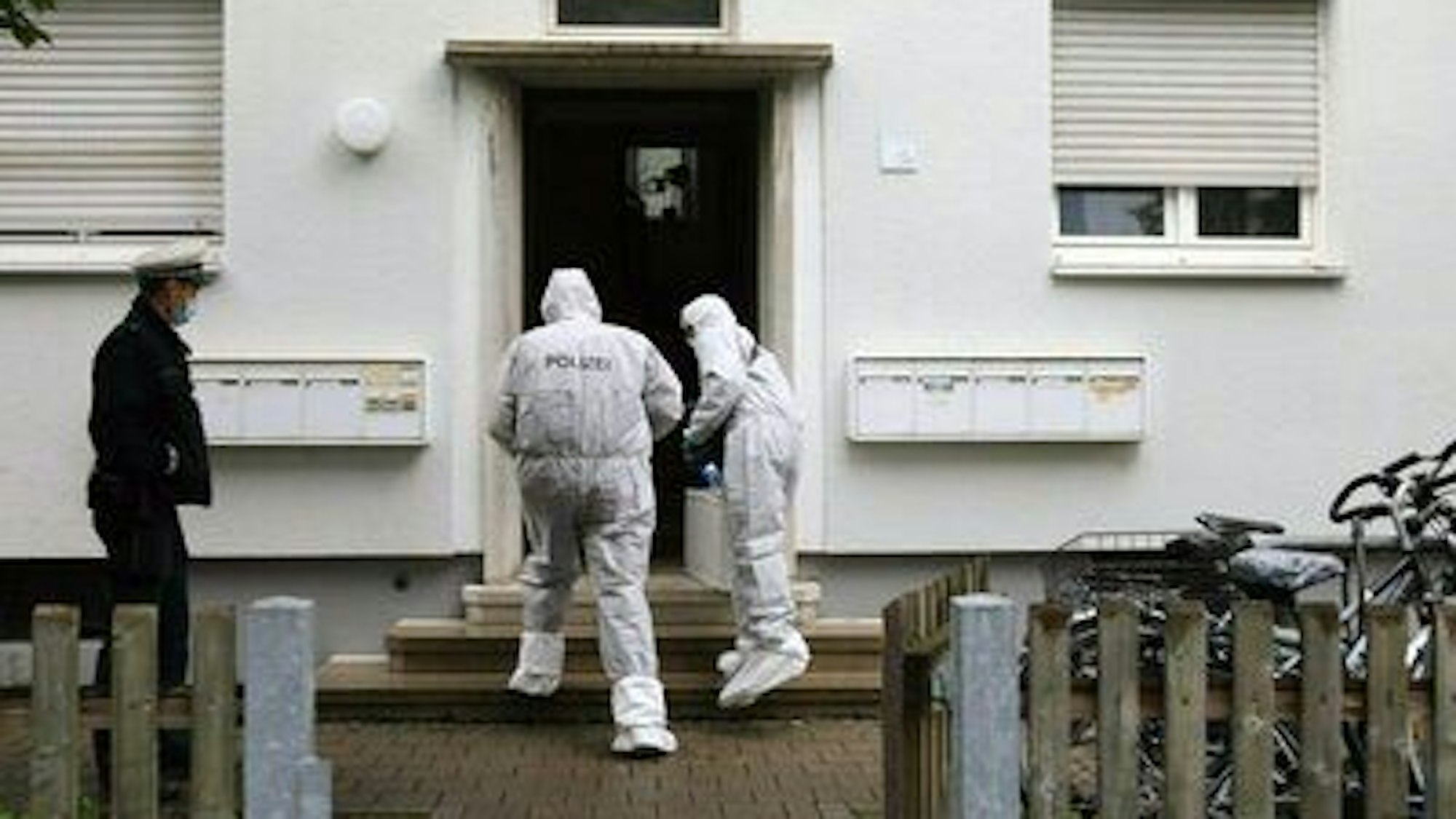 Polizeibeamte gehen zur Spurensicherung in ein Haus in Ulm.