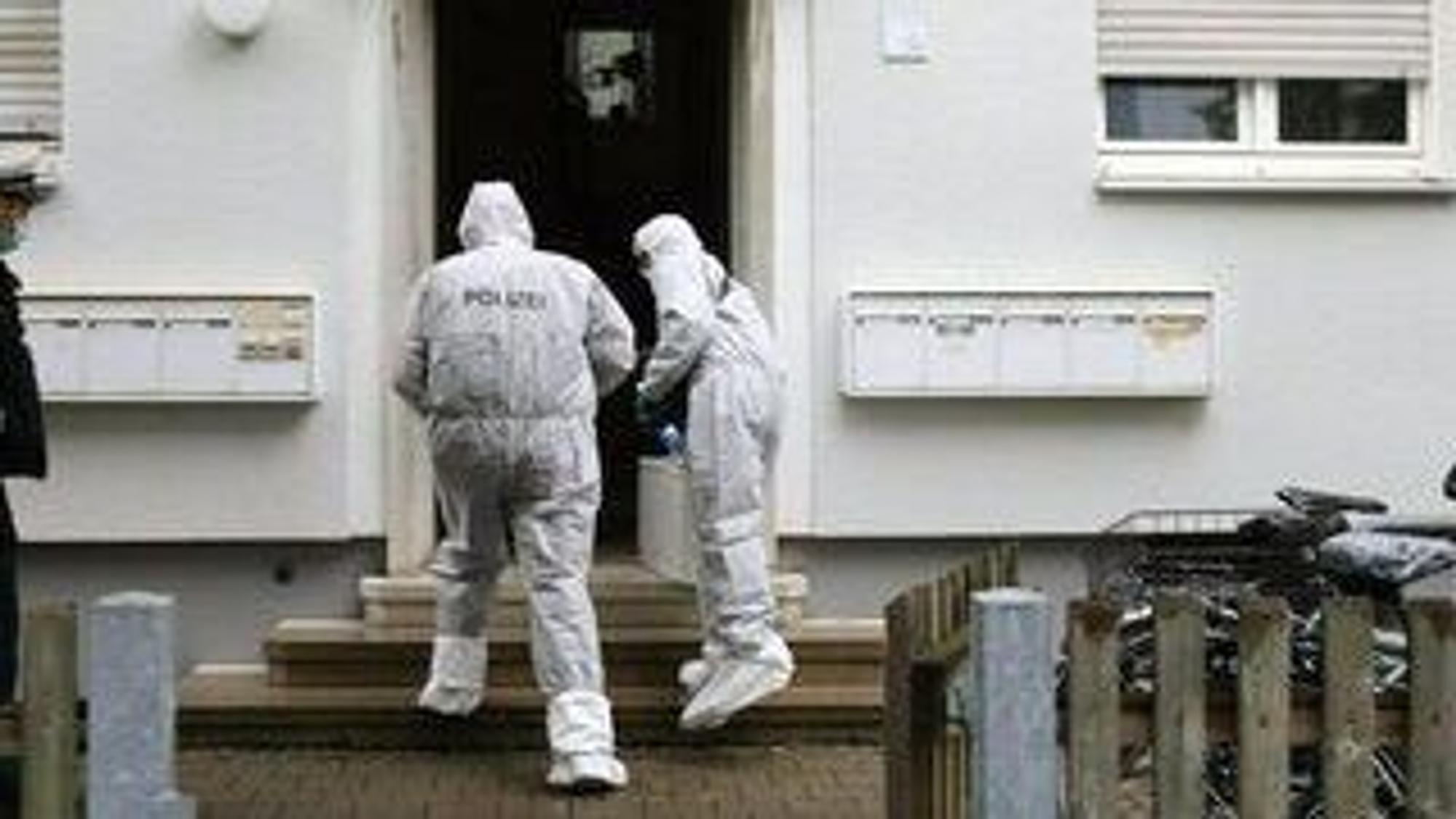 Polizeibeamte gehen zur Spurensicherung in ein Haus in Ulm, in dem die Leichen eines Kindes und einer Frau sowie ein schwer verletzter Mann gefunden worden waren.