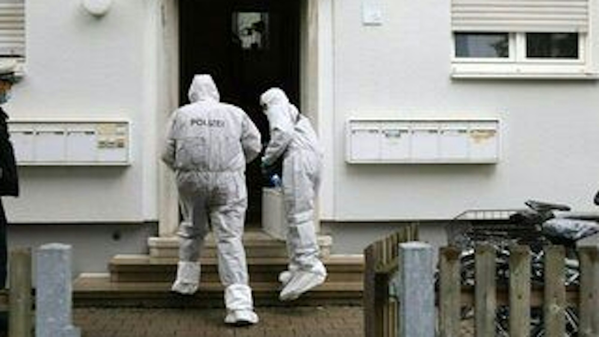 Polizeibeamte gehen zur Spurensicherung in ein Haus in Ulm, in dem die Leichen eines Kindes und einer Frau sowie ein schwer verletzter Mann gefunden worden waren.