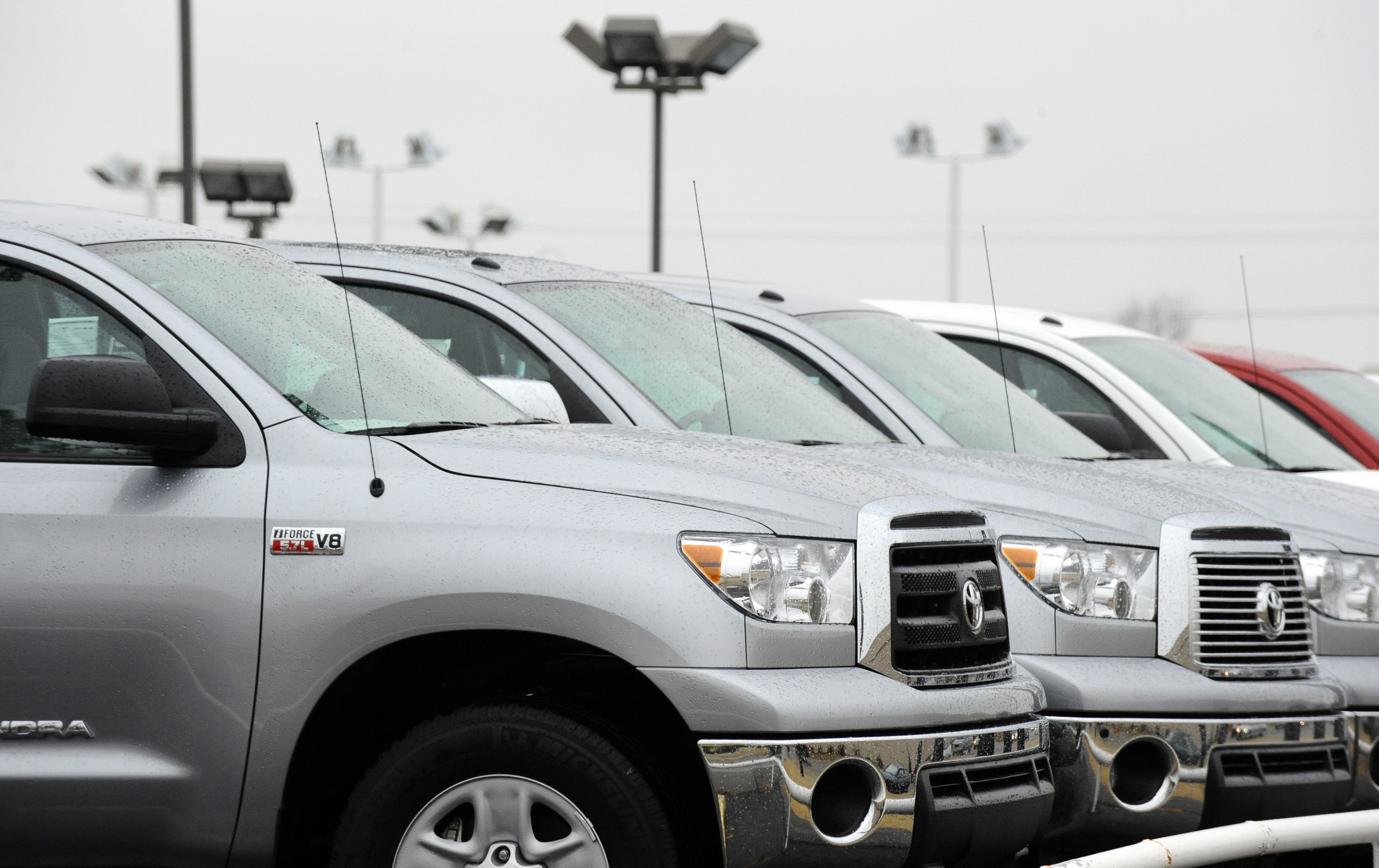 Mehrere Pickup-Trucks stehen in der Reihe.