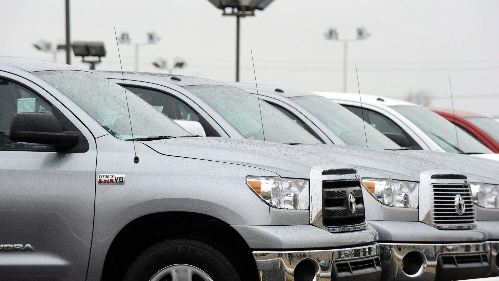 Mehrere Pickup-Trucks stehen in der Reihe.