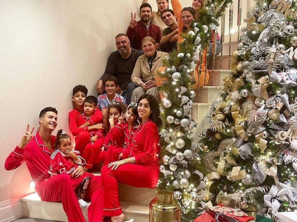 Cristiano Ronaldo postete ein Foto von seinem Weihnachtsfest auf Instagram. Dabei fiel den Fans ein grünes Geschenk besonders ins Auge.