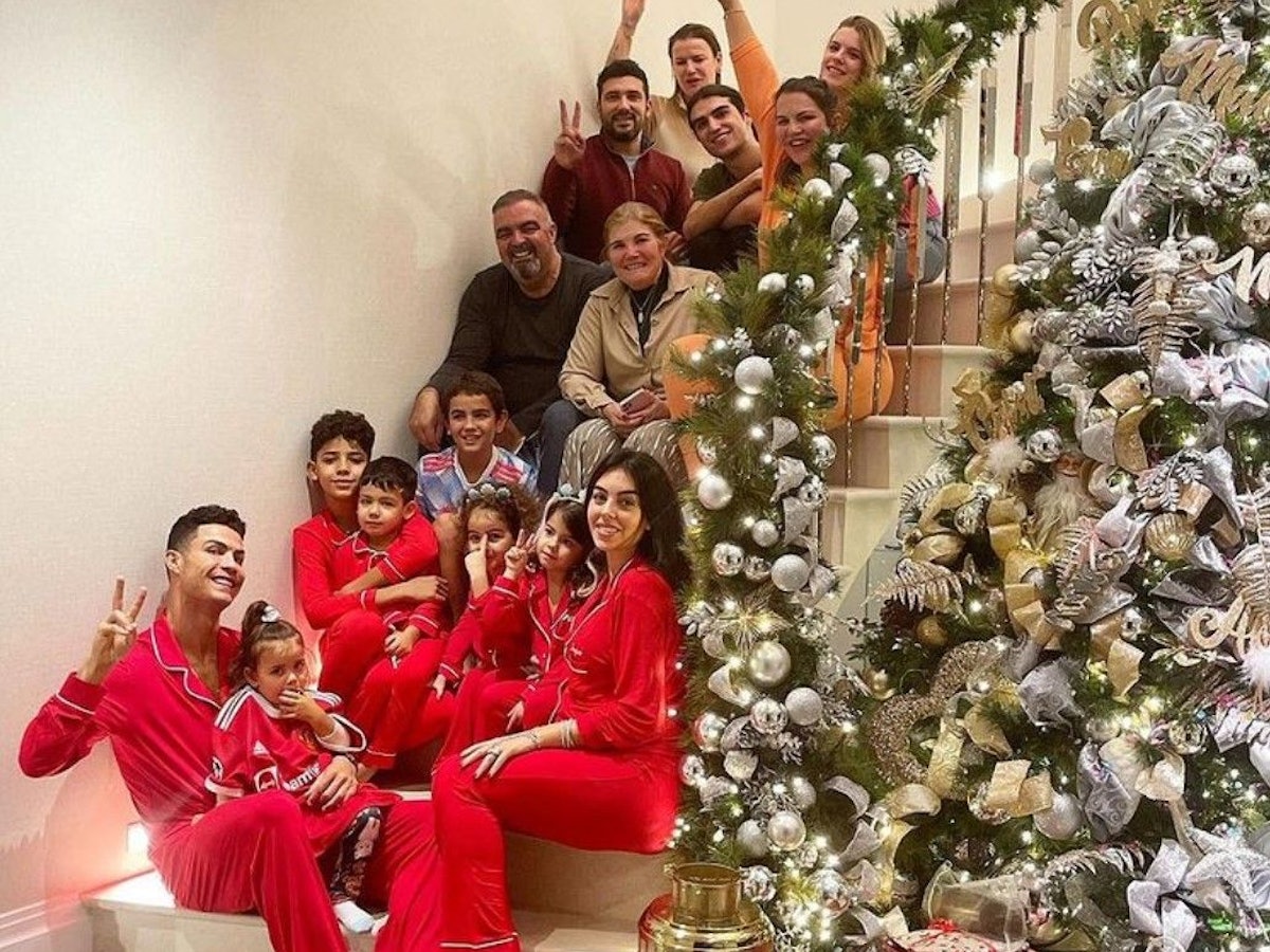 Cristiano Ronaldo postete ein Foto von seinem Weihnachtsfest auf Instagram. Dabei fiel den Fans ein grünes Geschenk besonders ins Auge.