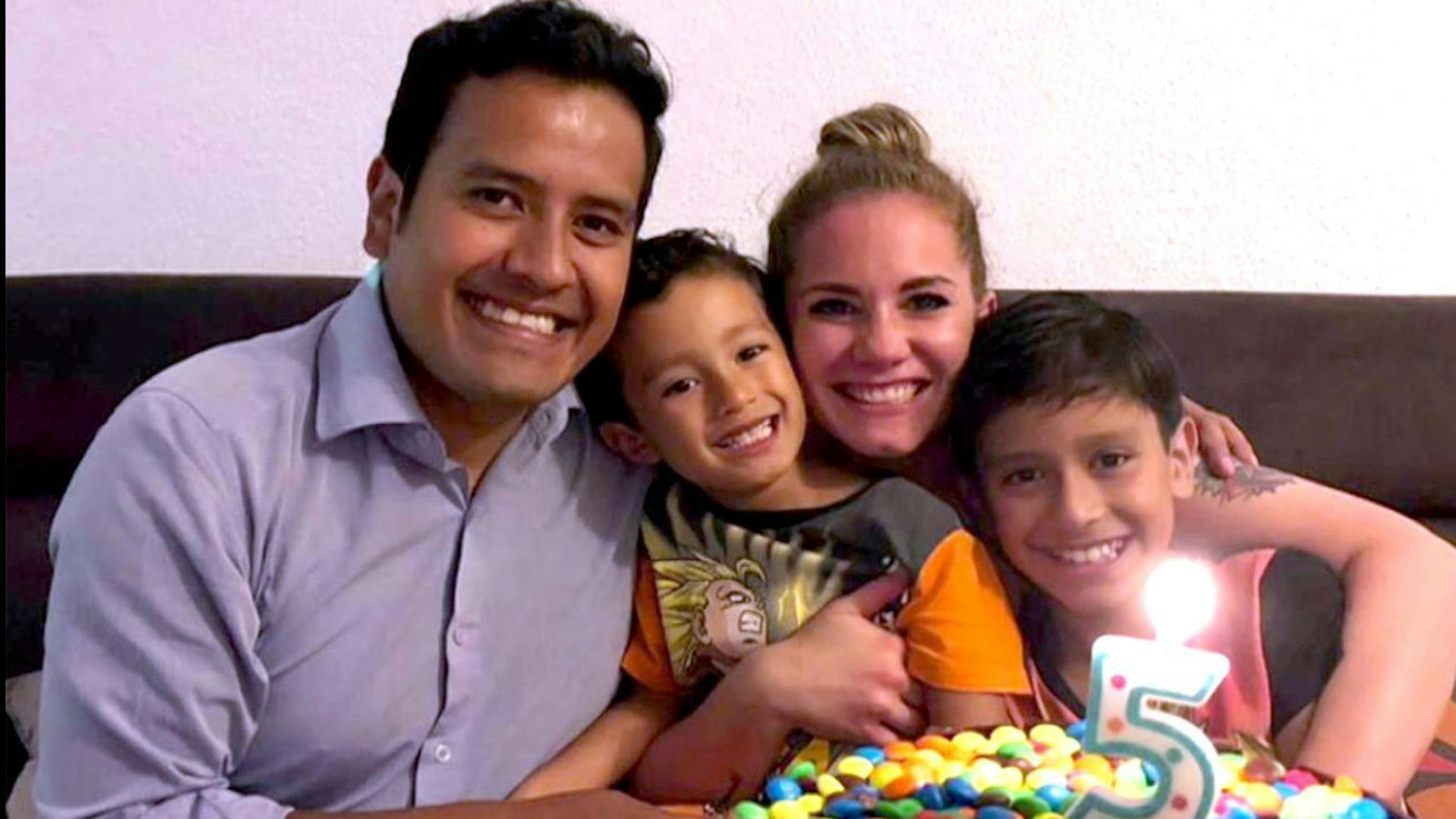 Die Hamburgerin Lena Koll ist happy mit ihrem Erik und dessen Söhnen Matías (zweiter von links) und Sebastián.
© RTL / Flamingo Pictures