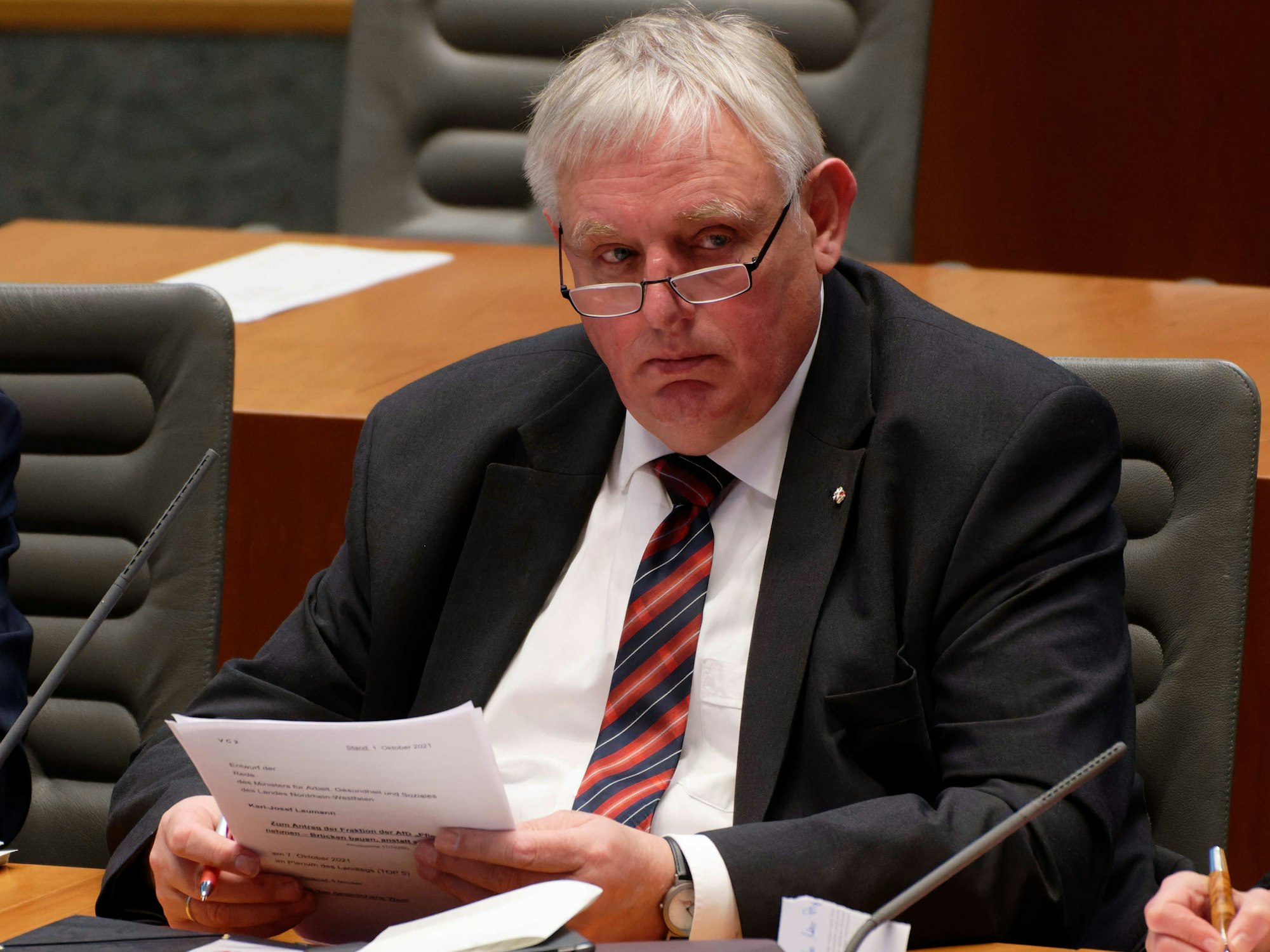 Karl-Josef Laumann sitzt im Landtag von Nordrhein-Westfalen während der parlamentarischen Beratung des Landeshaushalts 2022 in der Regierungsbank.