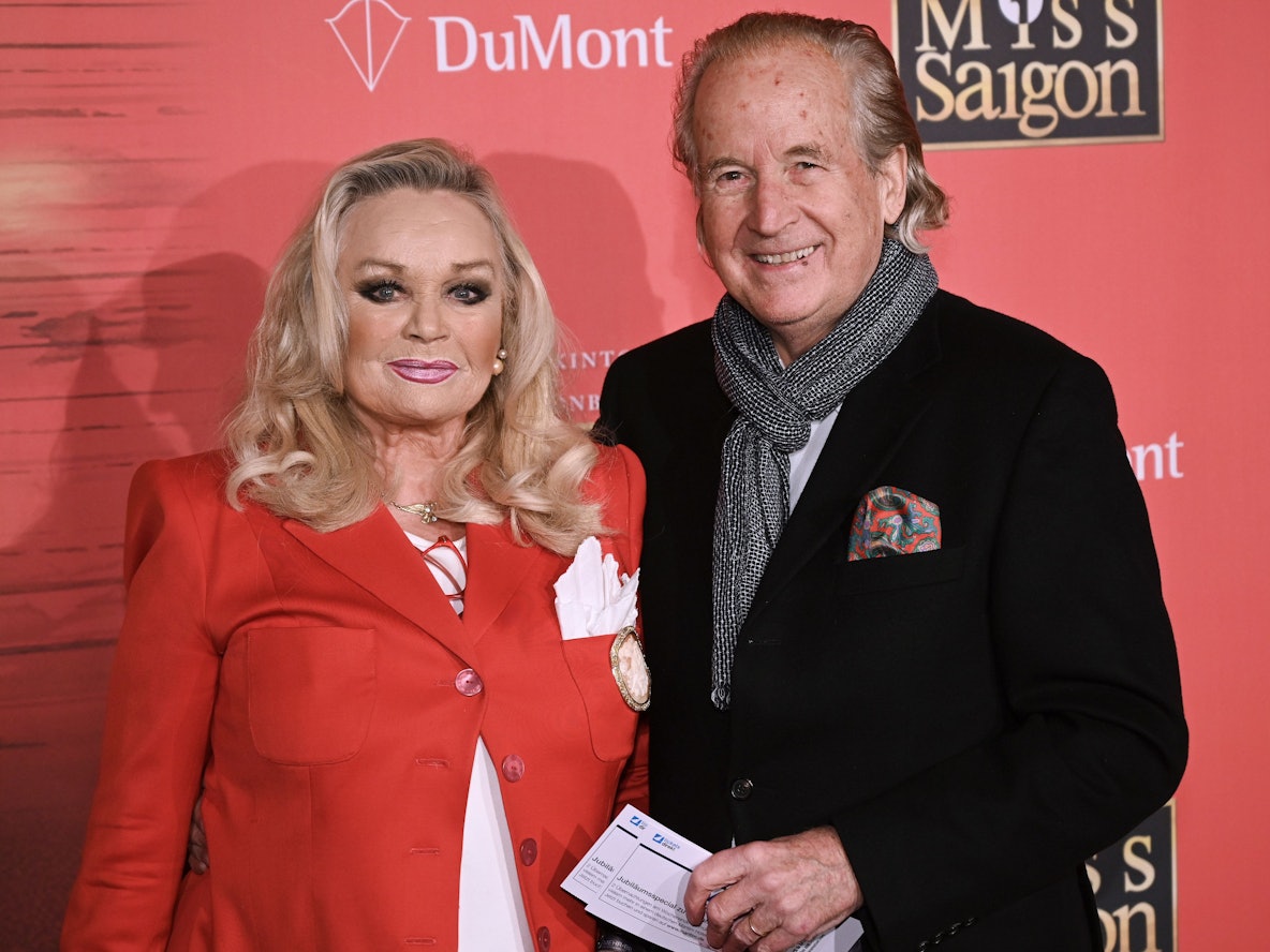 Moderator Max Schautzer und seine Frau Gundel auf dem roten Teppich.