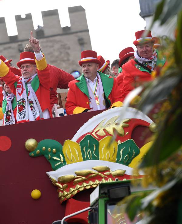 Ein Festwagen mit Jecken fährt durch die Severinstraße.