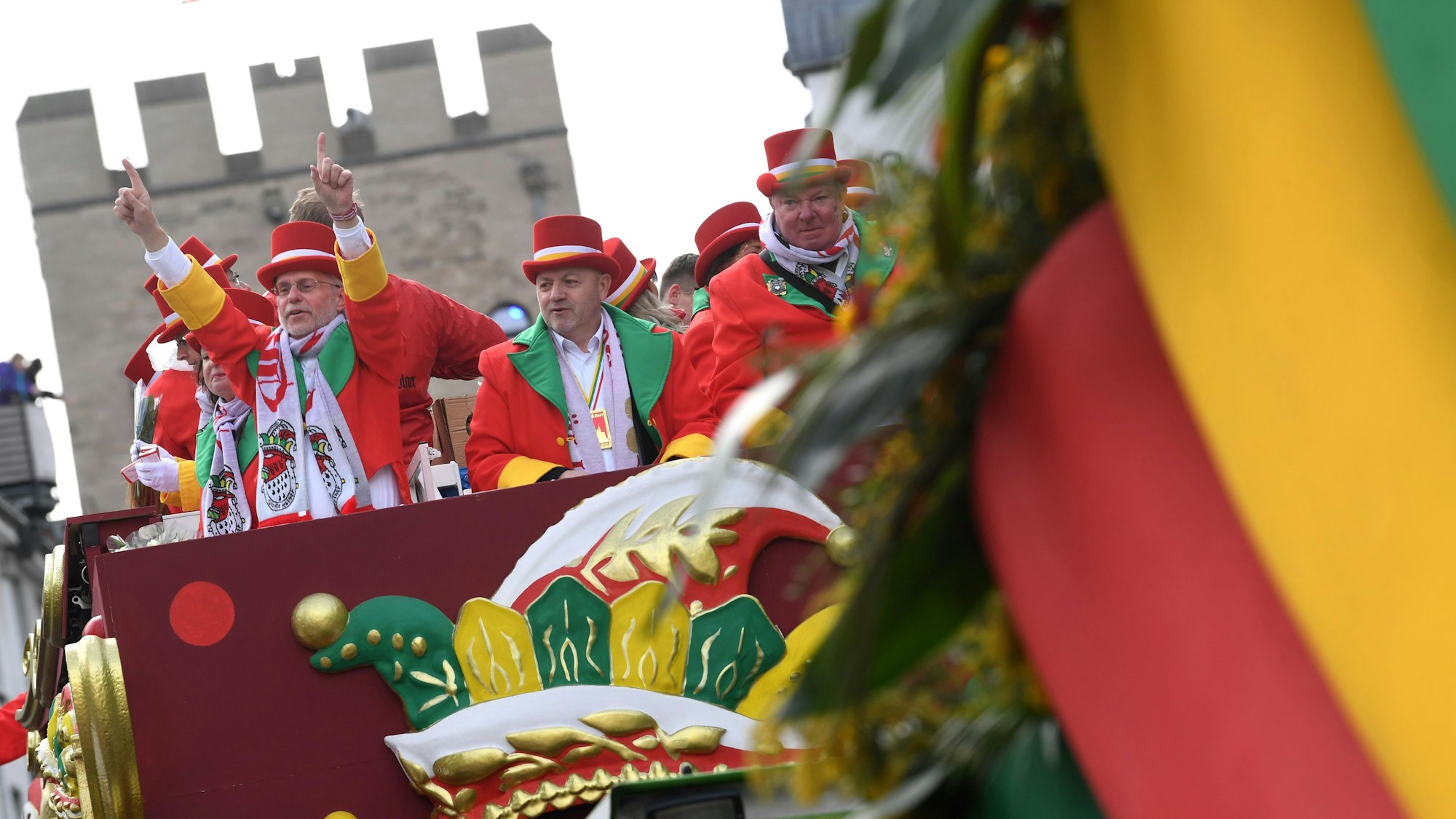 Ein Festwagen mit Jecken fährt durch die Severinstraße.