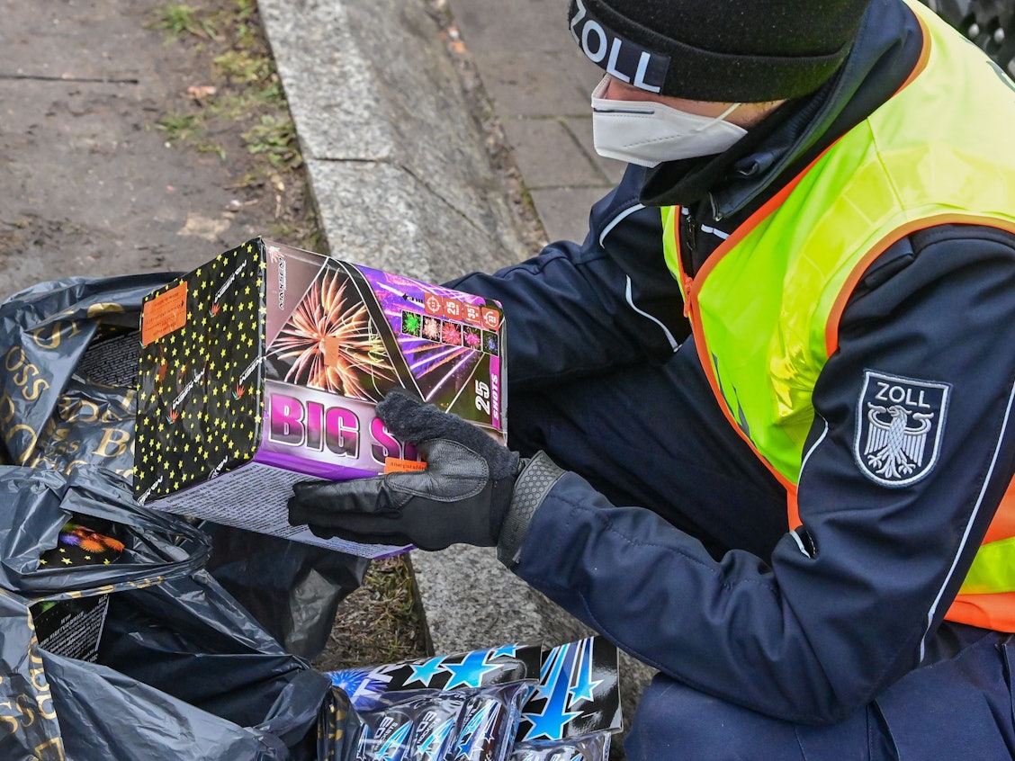 Ein Zollbeamter am 14. Dezember 2021 bei der Kontrolle an der deutsch-polnischen Grenze. Handelt es sich um illegales Feuerwerk?