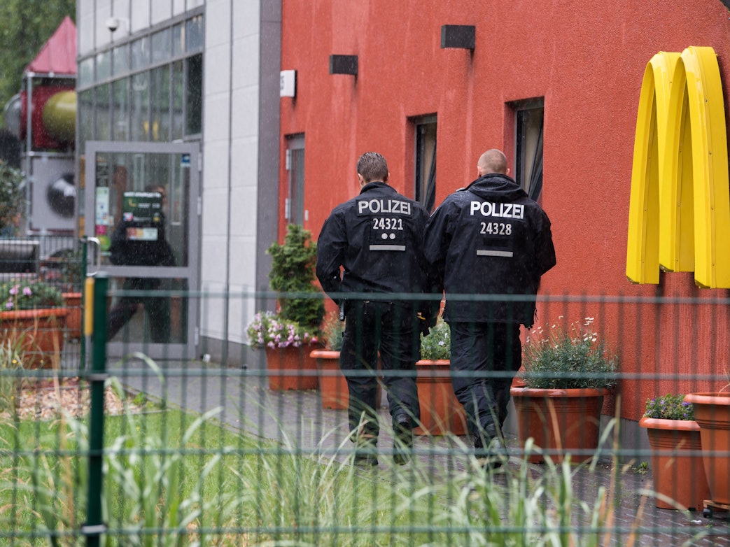 Polizeibeamte gehen am 29.06.2017 in ein Restaurant der Kette McDonald's in Berlin-Kreuzberg.