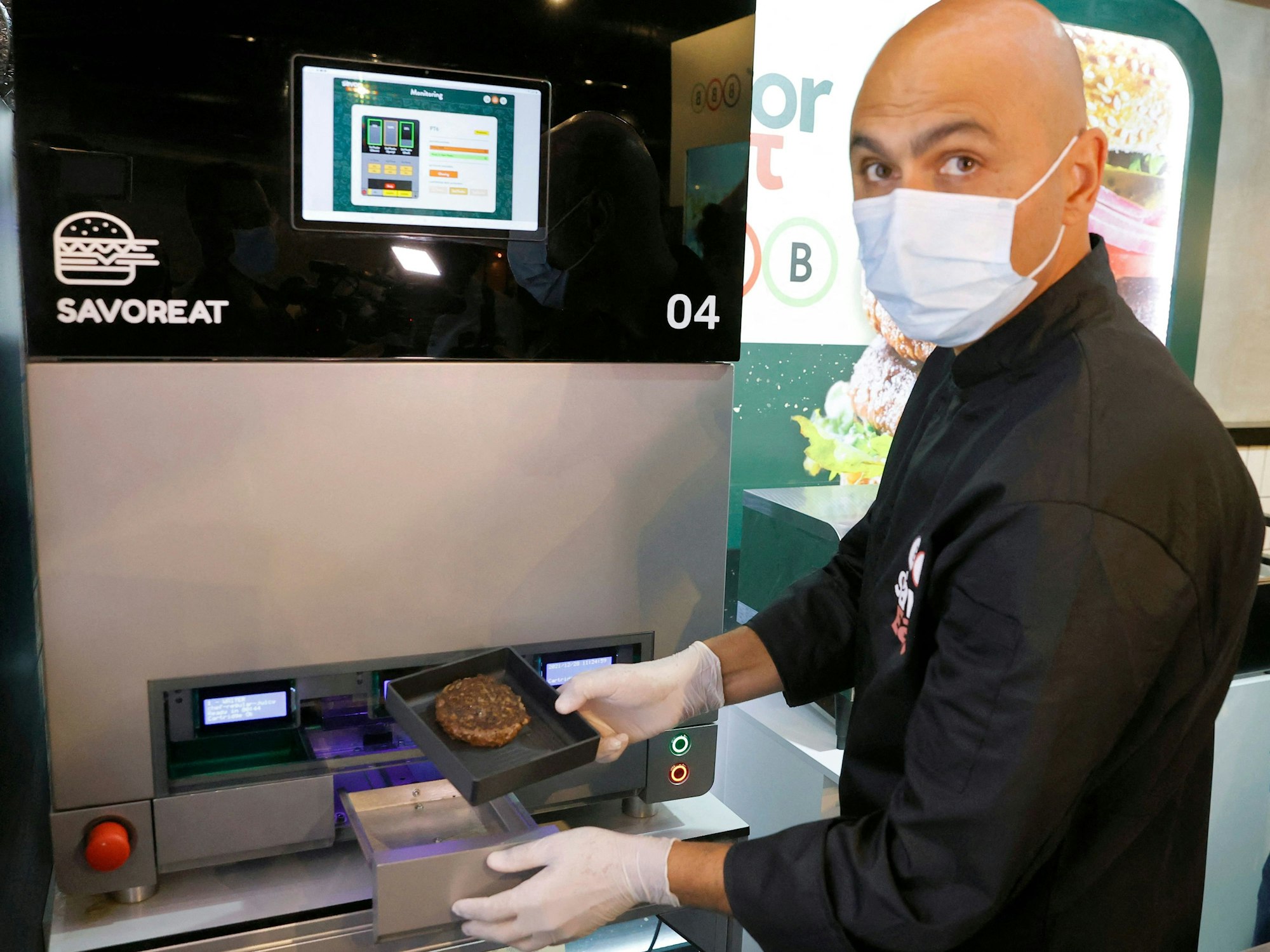 Der Roboter-Burger muss allerdings von Personal bedient werden. Hier in einer Filiale am 28. Dezember 2021 in Herzlia.