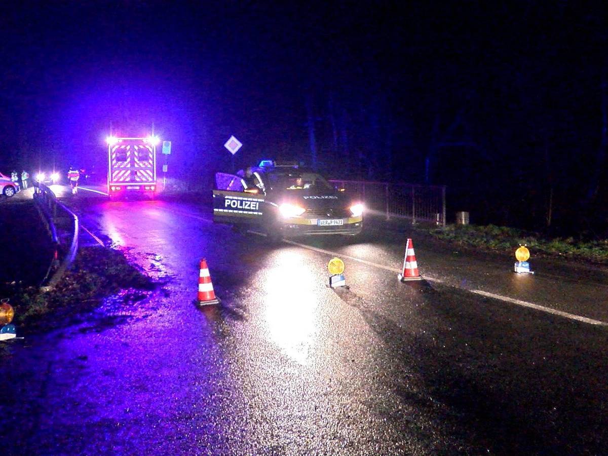 Einsatzkräfte der Polizei und Feuerwehr haben die Landstraße in Richtung Fischerhude gesperrt.
