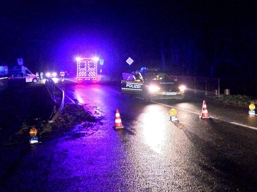 Einsatzkräfte der Polizei und Feuerwehr haben die Landstraße in Richtung Fischerhude gesperrt.