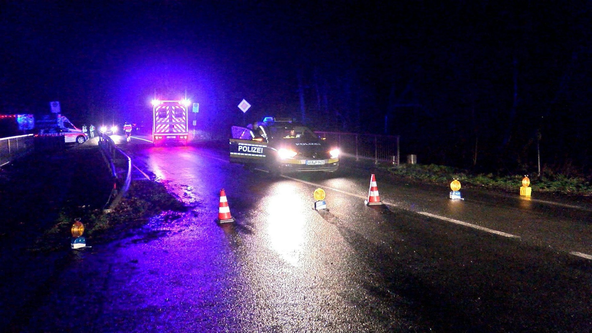 Einsatzkräfte der Polizei und Feuerwehr haben die Landstraße in Richtung Fischerhude gesperrt.