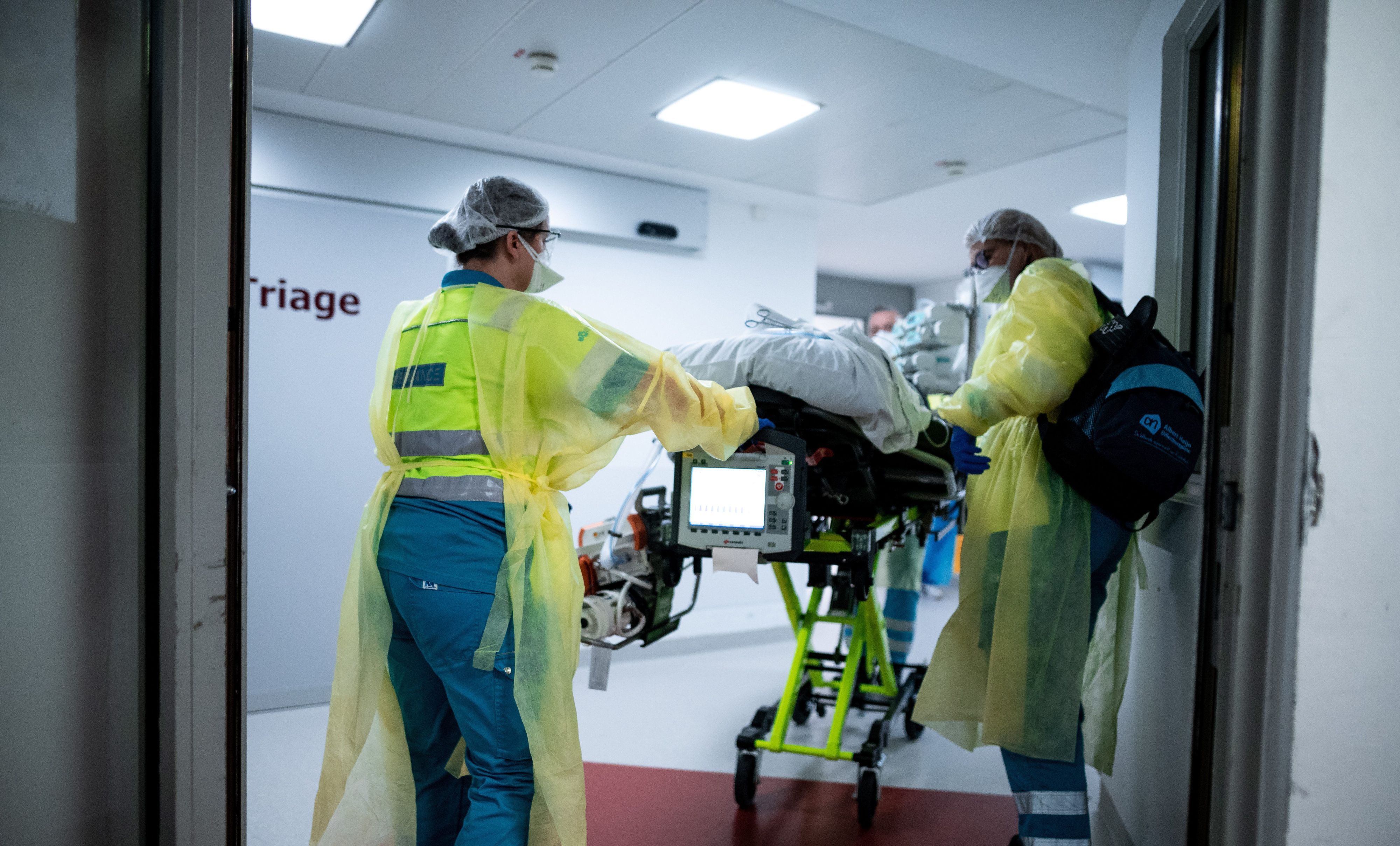Ein Covid-19-Patient wird im St. Elisabeth Hospital in Herten an einem Raum mit der Aufschrift Triage vorbeigeschoben. Das Bundesverfassungsgericht hat am Dienstag eine Entscheidung zur Triage in der Corona-Pandemie veröffentlicht.