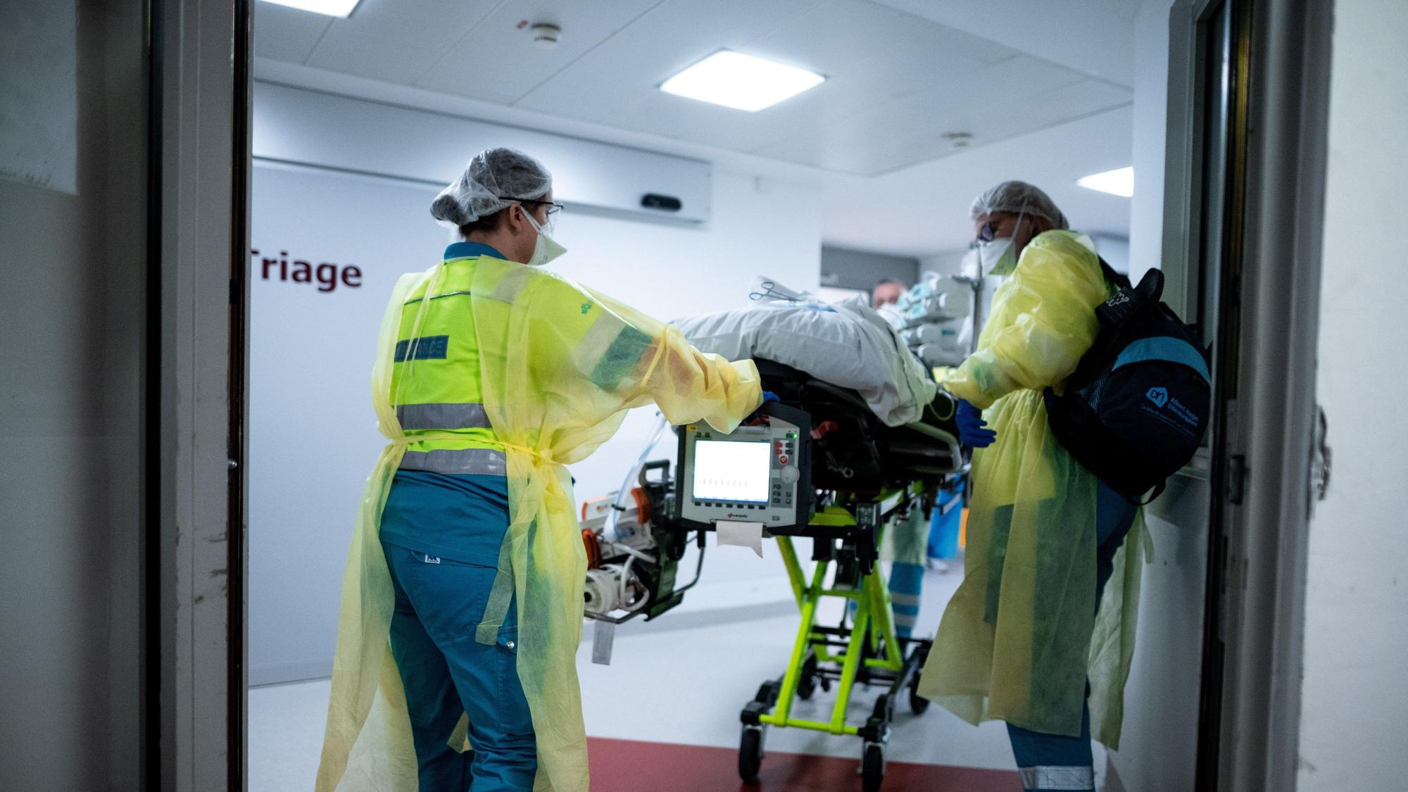 Ein Covid-19-Patient wird im St. Elisabeth Hospital in Herten an einem Raum mit der Aufschrift Triage vorbeigeschoben. Das Bundesverfassungsgericht hat am Dienstag eine Entscheidung zur Triage in der Corona-Pandemie veröffentlicht.