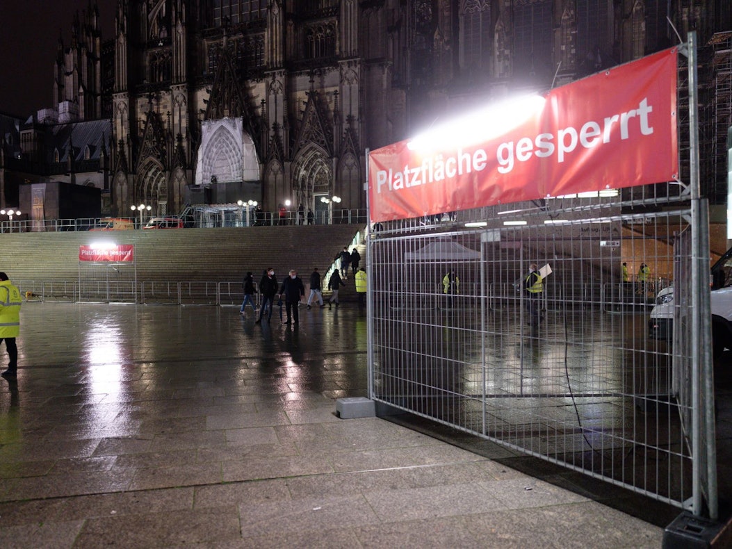 Sicherheitskräfte kontrollieren am Silvesterabend auf dem Bahnhofsvorplatz den Zugang zur Altstadt und zum Rhein.