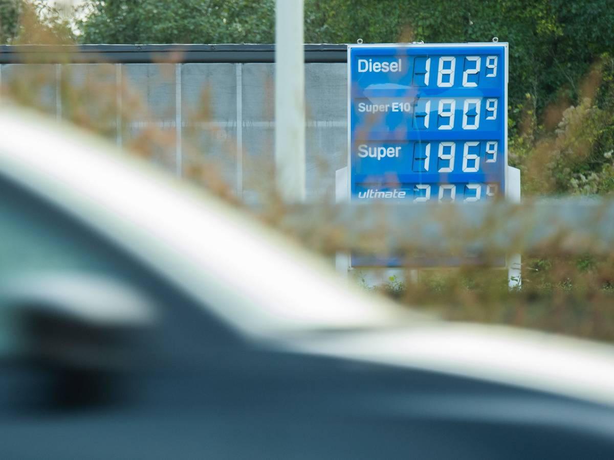 Diesel und Benzin werden ab Januar 2022 teurer. Unser Symbolfoto zeigt die Preise an einer Tankstelle an der A7 im Landkreis Hildesheim (aufgenommen am 21. Oktober 2021)