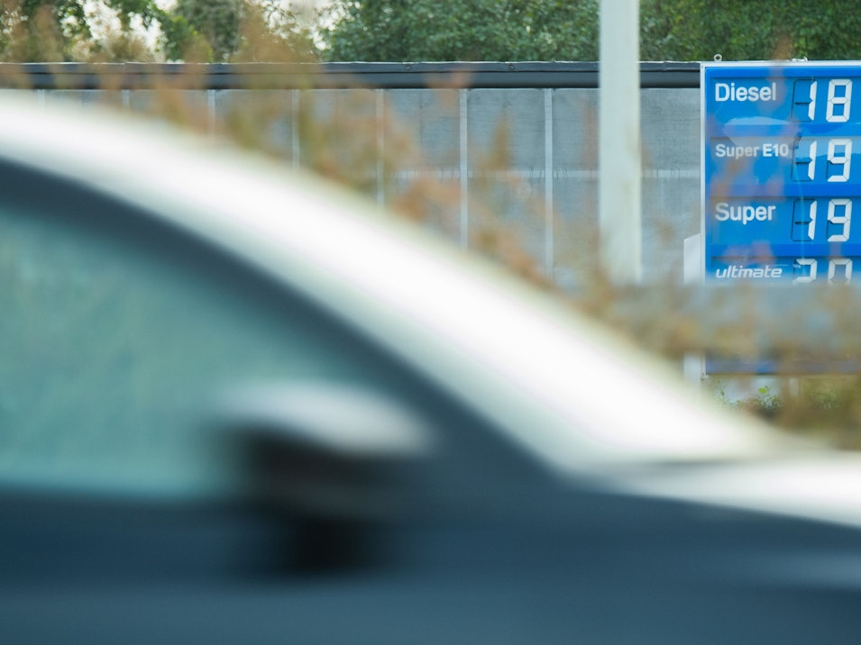 Diesel und Benzin werden ab Januar 2022 teurer. Unser Symbolfoto zeigt die Preise an einer Tankstelle an der A7 im Landkreis Hildesheim (aufgenommen am 21. Oktober 2021)