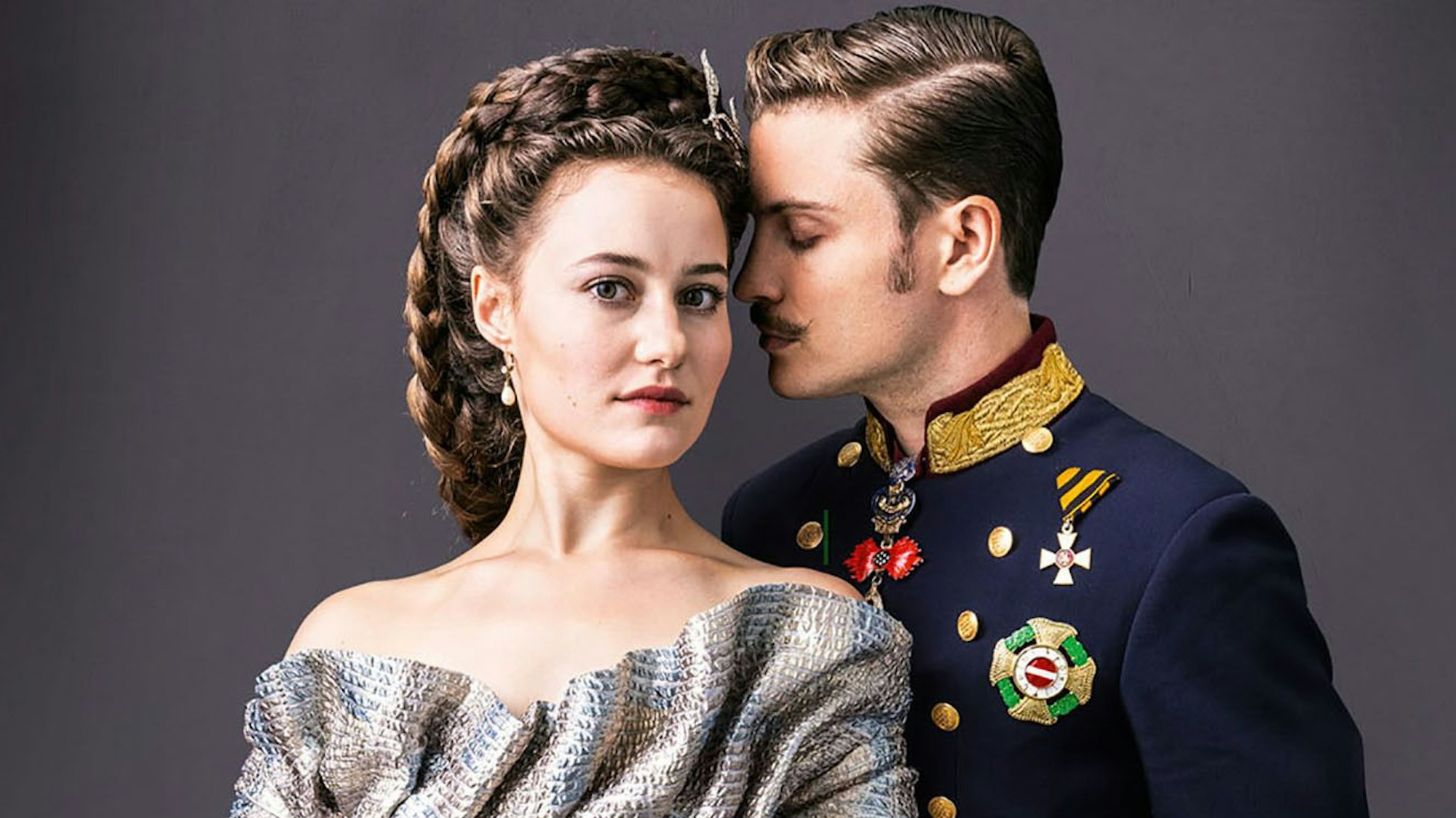 Sisi-Serie auf RTL und RTL+: Sisi und Franz, gespielt von Dominique Devenport und Jannik Schümann.