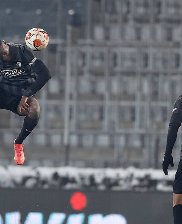 Kelvin Yeboah steht bei seinem Kopfball förmlich in der Luft.