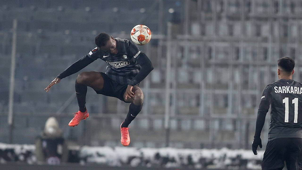 Kelvin Yeboah steht bei seinem Kopfball förmlich in der Luft.