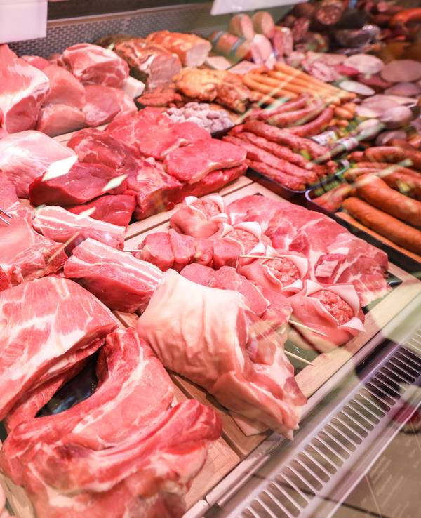 Der SPD-Juso Julius Siebert fordert ein strikteres Fleischverbot. Problem: Bei ihm gab es zu Weihnachten ordentlich Fleisch auf den Teller. Unser undatiertes Symbolfoto zeigt eine Fleischtheke in einem Supermarkt.
