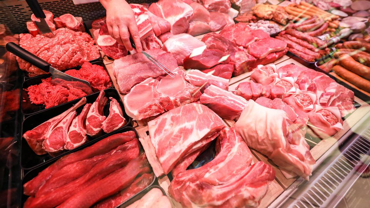 Der SPD-Juso Julius Siebert fordert ein strikteres Fleischverbot. Problem: Bei ihm gab es zu Weihnachten ordentlich Fleisch auf den Teller. Unser undatiertes Symbolfoto zeigt eine Fleischtheke in einem Supermarkt.