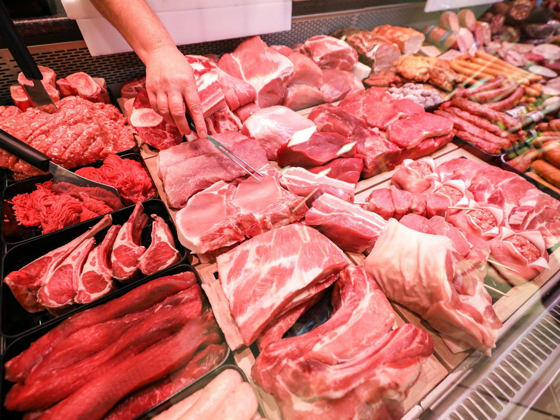 Der SPD-Juso Julius Siebert fordert ein strikteres Fleischverbot. Problem: Bei ihm gab es zu Weihnachten ordentlich Fleisch auf den Teller. Unser undatiertes Symbolfoto zeigt eine Fleischtheke in einem Supermarkt.