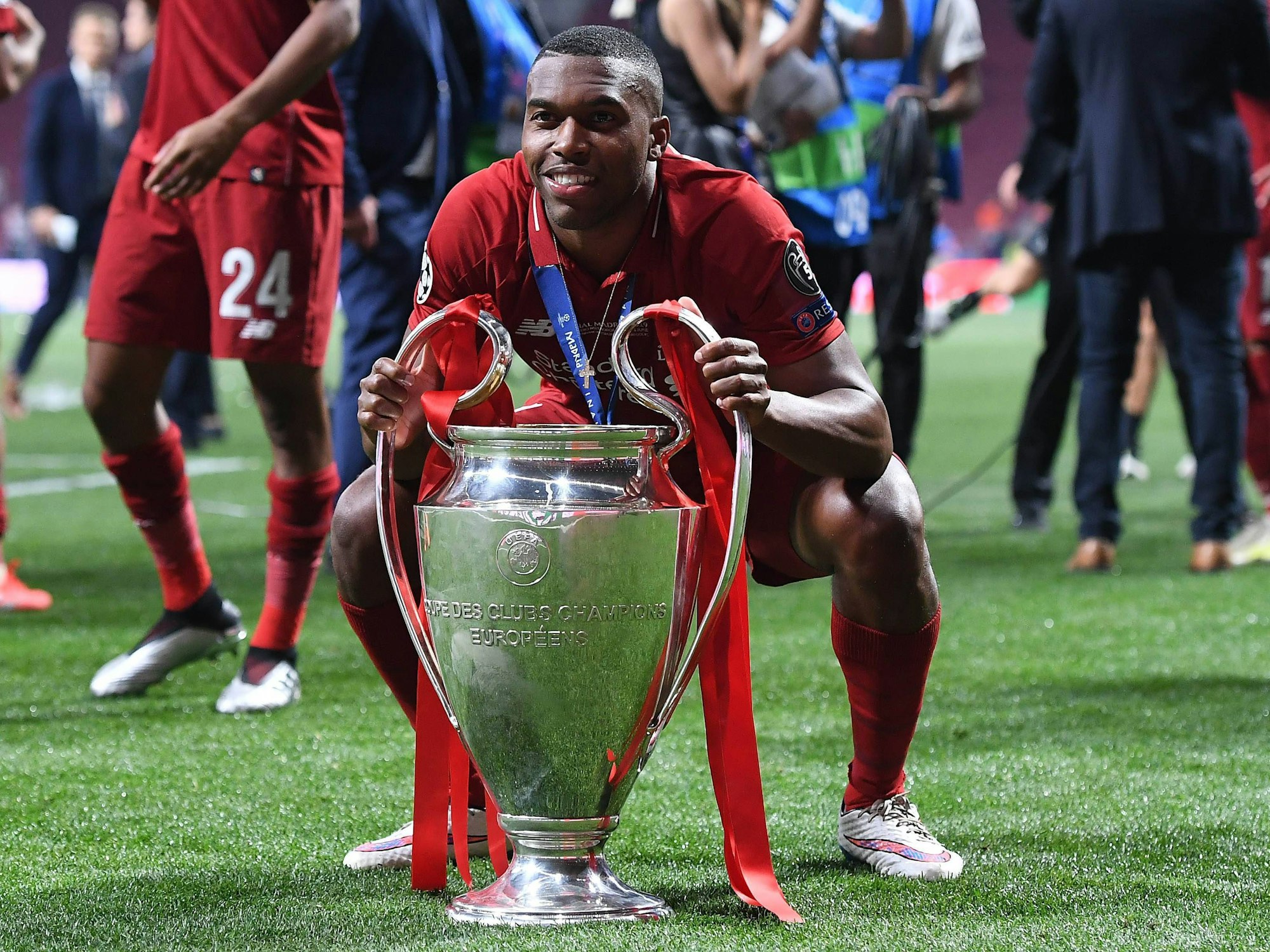 Daniel Sturridge hält die CL-Trophäe vor sich.