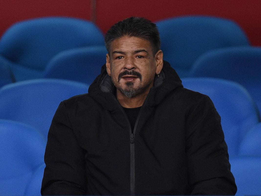 Hugo Maradona steht im Stadion der SSC Neapel.